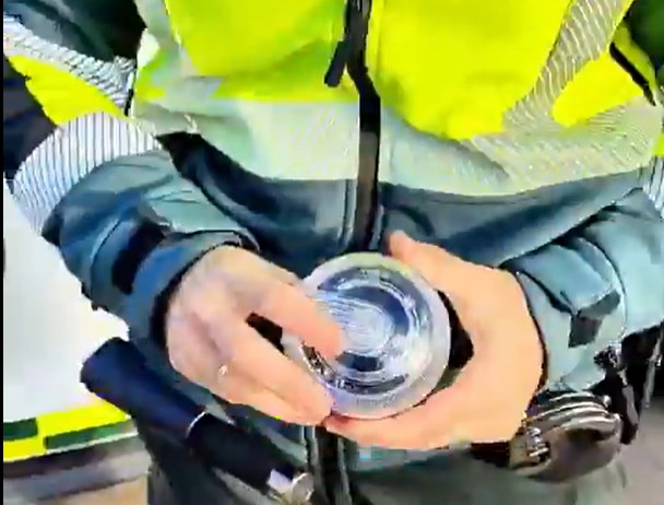 Interesante vídeo de la Guardia Civil promocionando la baliza V16 de aquella manera por un «detallito sin importancia»