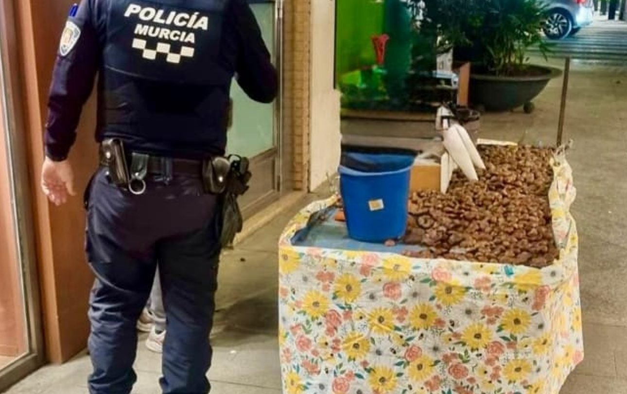Golpe al crimen organizado de la Policía Local de Murcia desarticulando un puesto de venta de castañas