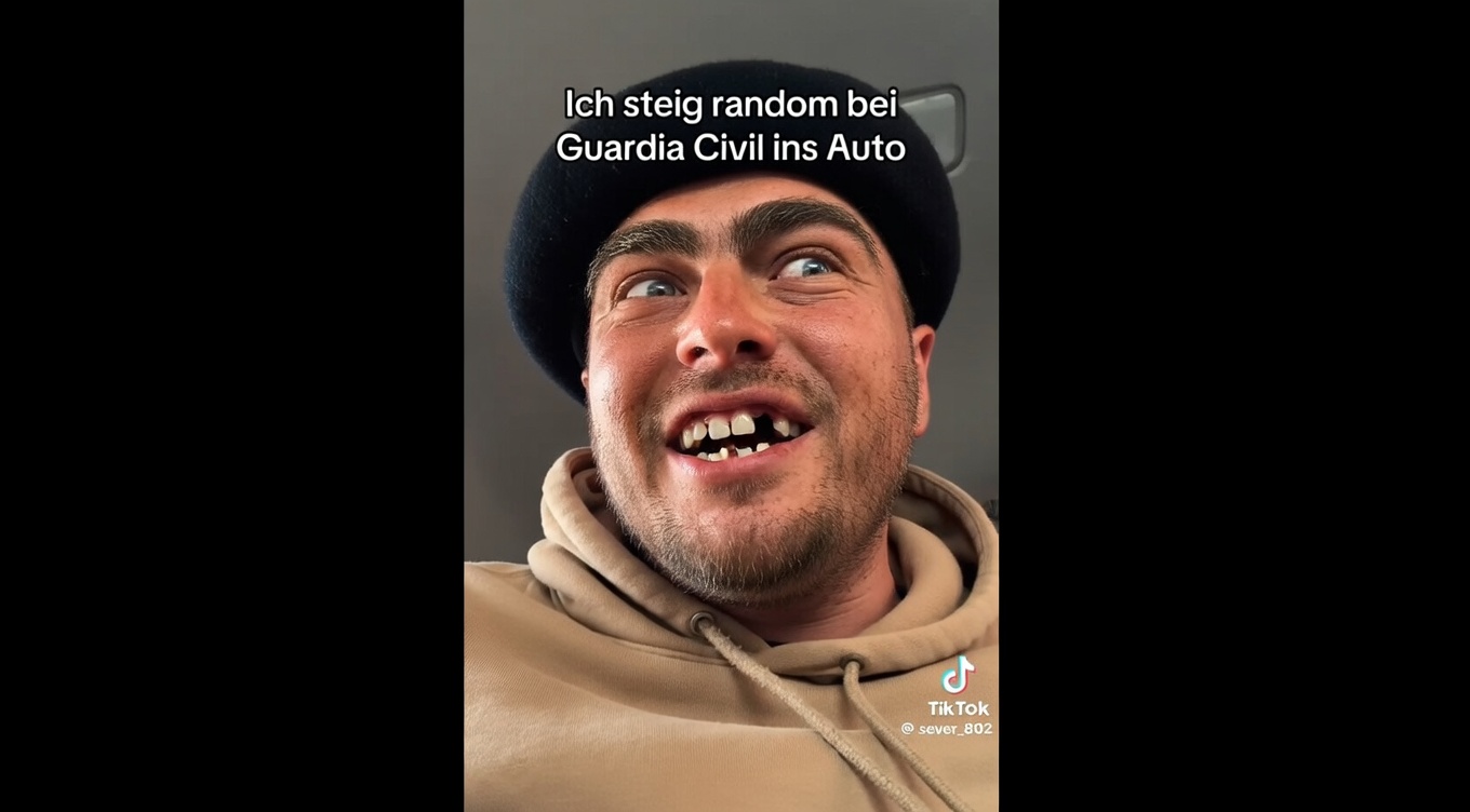 El nuevo tonto del pueblo, esta vez hablando alemán