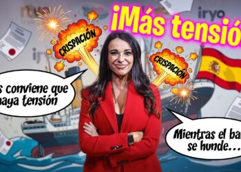 La agente Sarah Santaolalla cumpliendo su labor a la perfección y consiguiendo que se hable de ella y no de lo importante
