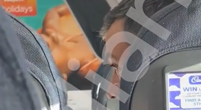 ¡Sánchez en EasyJet! La operación “humildad low-cost” que nadie se traga (ni siquiera los que la filmaron)