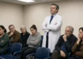 El médico que vive todavía antes de 2020 y que se cree que aún nos la puede colar