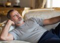 Se busca: tiene barba, pelo blanco y dice llamarse Felipe VI, si alguien consigue despertarle de la siesta que le diga que hay «problemillas» en Ceuta