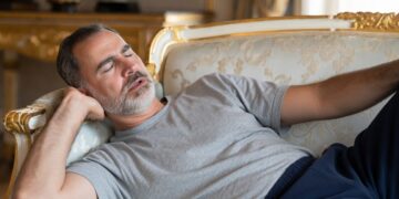 Se busca: tiene barba, pelo blanco y dice llamarse Felipe VI, si alguien consigue despertarle de la siesta que le diga que hay «problemillas» en Ceuta