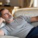 Se busca: tiene barba, pelo blanco y dice llamarse Felipe VI, si alguien consigue despertarle de la siesta que le diga que hay «problemillas» en Ceuta