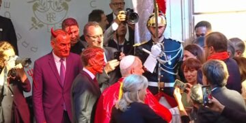 El sol de París en la visita del Papa nos muestra al verdadero Macron (les adelantamos que es quien parecía ser)
